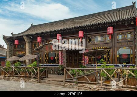 Ancien bâtiment dans Temple de la ville de la rue Dieu dans la ville ancienne de Pingyao, Shanxi, Chine Banque D'Images