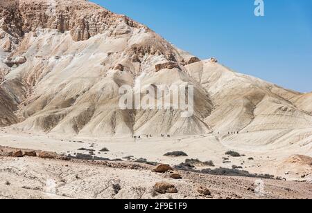 randonneurs à la base d'une montagne désertique de randonnée vers Le parc d'Ein Avdat en Israël et le ruisseau Nahal Zin avec un ciel clair en arrière-plan Banque D'Images