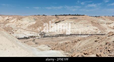 panorama du ruisseau Nahal Zin en Israël avec Midreshet SDE Boker et le parc de la tombe Ben Gurion sur le dessus des falaises Banque D'Images