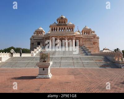 Le temple Shree Hari Mandir à Porbandar, en Inde, à la lumière du jour Banque D'Images