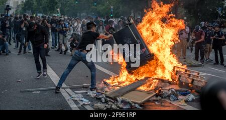Sternschanze Hamburg, Allemagne - 7 juillet 2017: Le protestant jette des ordures dans le feu pendant les émeutes du g20 Banque D'Images