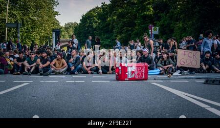 Sternschanze Hamburg - Allemagne 7 juillet 2017 : des manifestants pacifiques bloquent la rue pendant les manifestations au sommet du g20 Banque D'Images