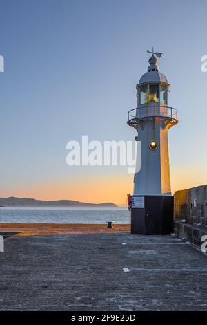 Le phare de Mevagissey, dans les Cornouailles, qui aide les bateaux de pêche locaux à revenir en sécurité. Capturé tôt le matin lorsque le soleil se lève. Banque D'Images