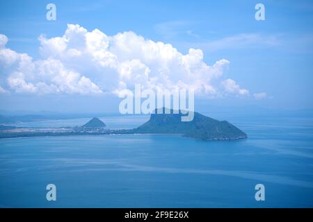 Le célèbre point de vue à Kao LOM Muak vue aérienne de la baie d'Ao Manao et de la plage d'Ao Manao. Prachuap Khiri Khan, Thaïlande, le 14 octobre 2019. Banque D'Images