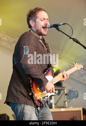 Tom Baxter, chanteur et compositeur anglais, se interprétant au festival Cornbury, Royaume-Uni. 30 juin 2012 Banque D'Images