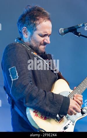Tom Baxter, chanteur et compositeur anglais, se interprétant au festival Cornbury, Royaume-Uni. 30 juin 2012 Banque D'Images