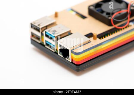 Connecteurs USB 3.0 et RJ-45 focalisés, le reste de l'ordinateur de la microcarte a été défoqué dans un boîtier multicolore Banque D'Images
