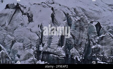 Vue rapprochée du bord de rupture de Sólheimajökull, un glacier de Mýrdalsjökull (Katla), au sud de l'Islande avec une surface de glace. Banque D'Images