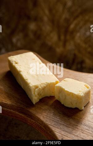 Un exemple de fromage cheddar Cornouailles Vintage Reserve acheté dans un supermarché Waitrose au Royaume-Uni. Angleterre GB Banque D'Images