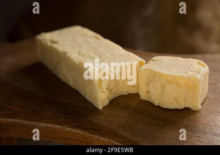 Un exemple de fromage cheddar Cornouailles Vintage Reserve acheté dans un supermarché Waitrose au Royaume-Uni. Angleterre GB Banque D'Images