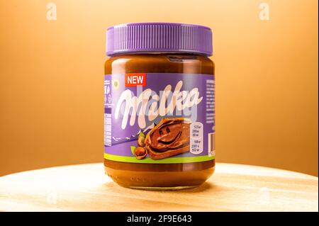 Moscou, Etats-Unis - 18 AVRIL 2021. Pot de pâte de chocolat milka neuve avec noisettes sur un fond magnifique. Milka est une marque de chocolat appartenant à Mondelez Banque D'Images