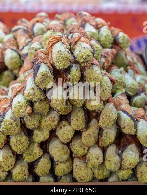 Cannoli, délicieux sucreries siciliennes à base de ricotta et de pistache verte de Bronte Banque D'Images