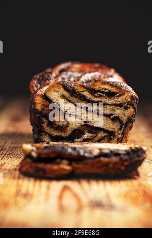 Faites tourner la brioche ou le pain tressé au chocolat sur une planche de bois avec espace pour votre texte Banque D'Images