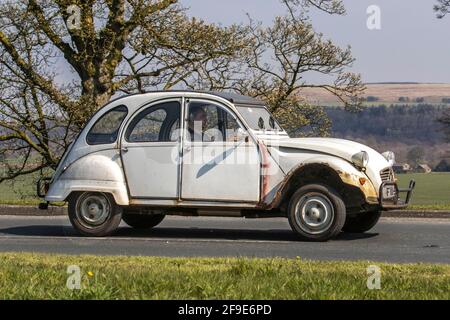 Années 1980 White Citroen 2CV6 DOLLY 1988; circulation automobile, véhicules en mouvement, voitures françaises, conduite de véhicules sur les routes britanniques, moteurs, conduite sur le réseau routier de l'autoroute M6. Banque D'Images