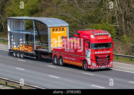 Camions, dépanneuse, porte-affiche, remorque avec bordure de trottoir, remorque avec bordure de trottoir endommagés remorqués par le camion d'assistance routière Hough Green 24, sur l'autoroute M61. Banque D'Images