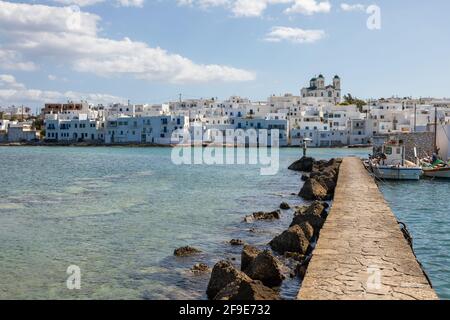 Naoussa, île de Paros, Grèce - 27 septembre 2020 : vue sur le Kastro vénitien ou le château de la vieille ville de Naoussa. Banque D'Images