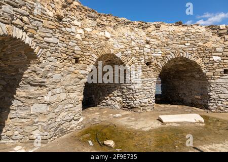 Naoussa, île de Paros, Grèce - 27 septembre 2020 : vue sur le Kastro vénitien ou le château de la vieille ville de Naoussa. Banque D'Images