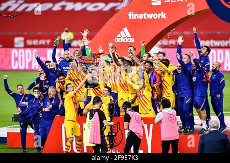 SÉVILLE, ESPAGNE - 17 AVRIL : l'équipe du FC Barcelone célébrant la victoire de la Copa del Rey avec le trophée Lionel Messi du FC Barcelone pendant la Copa Banque D'Images