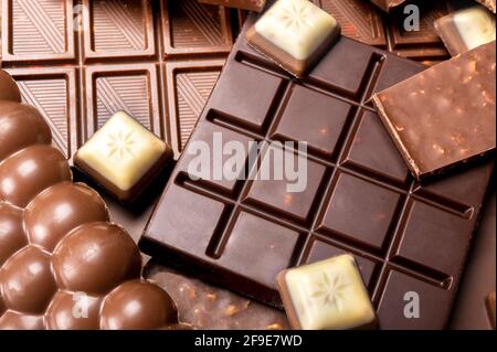 Composition de barres et morceaux de différents lait et chocolat noir. Différents types de délicieux chocolat vue sur le dessus Banque D'Images