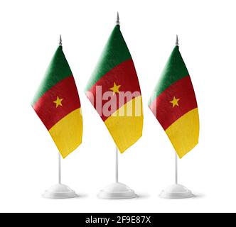 Petits drapeaux nationaux du Cameroun sur fond blanc Banque D'Images