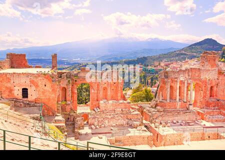 Ancien théâtre grec de Taormina, Sicile. Des couleurs magnifiques. Banque D'Images