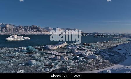 Belle vue sur le glacier lagon Jökulsárlón, situé dans le parc national de Vatnajökull dans le sud de l'Islande, avec des icebergs flottants bleu scintillant. Banque D'Images