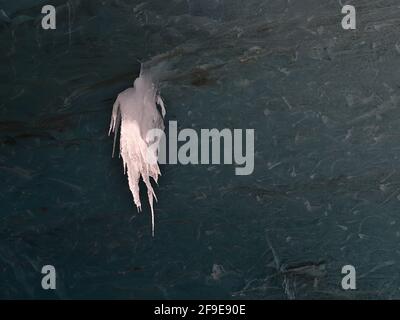 Idicle étrange surplombant le plafond de la grotte de glace de saphir dans le glacier de Breiðamerkurjökull, parc national de Vatnajökull, sud de l'Islande. Banque D'Images