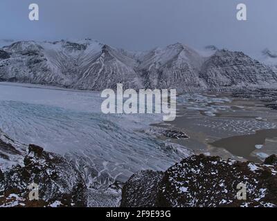 Vue panoramique imprenable sur le majestueux Skaftafellsjökull, glacier de Vatnajökull dans le parc national de Skaftafell, dans le sud de l'Islande, avec lagune. Banque D'Images