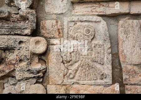 Sculpture d'aigle sur le mur des ruines de la grande pyramide maya à Uxmal, Yucatan, Mexique Banque D'Images