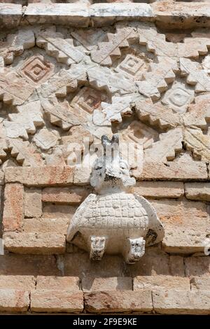 Vue rapprochée du relief de la chouette sur les ruines quadrangle de la nunnery maya à Uxmal, Yucatan, Mexique Banque D'Images