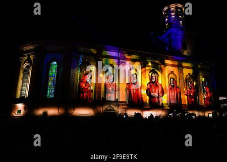 Worms, Allemagne. 14 avril 2021. Une projection de lumière est projetée sur la façade de l'église de la Sainte Trinité lors d'une répétition médiatique de la production multimédia "Luthermoment". Avec un service festif dans l'église Magnus de Worms, dimanche, l'église protestante a honoré l'apparition historique de Martin Luther dans la ville il y a 500 ans.(à dpa 'Service honore Luther - 'Spirit of contradiction not a value in soi'') Credit: Uwe Anspach/dpa/Alay Live News Banque D'Images