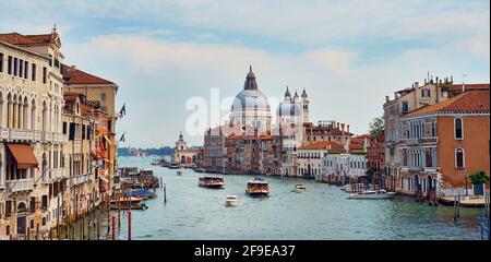 Célèbre Grand Canal avec des bateaux flottants entre les bâtiments résidentiels en dessous Ciel bleu à Venise Banque D'Images