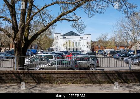 Winchester, Hampshire, Angleterre, Royaume-Uni. 2021. Le parking central et Hope Church sur Middle Brook Street, Winchester, Royaume-Uni. L'église un ancien art déco ci Banque D'Images