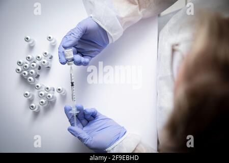 Médecin anonyme avec flacon et seringue de vaccin Banque D'Images