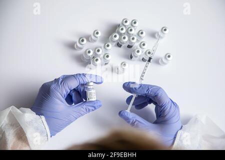 Médecin anonyme avec flacon et seringue de vaccin Banque D'Images