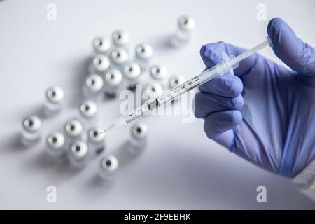 Médecin anonyme avec flacon et seringue de vaccin Banque D'Images