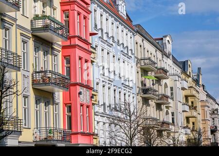 Les façades de certains anciens immeubles d'appartements rénovés vus à Prenzlauer Berg, Berlin Banque D'Images
