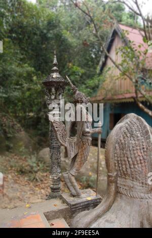 Gros plan d'une sculpture ancienne à Phnom Kulen, au Cambodge Banque D'Images