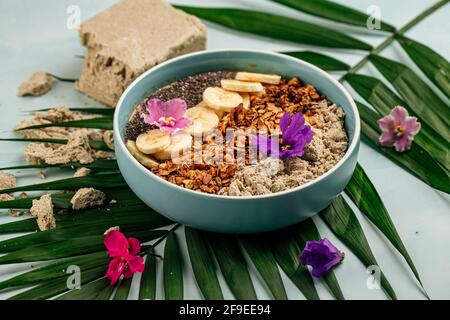 Bol à smoothie avec graines de bananes et granola de la halva Banque D'Images