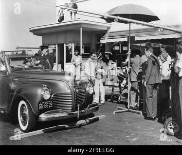 Caméra équipe tournage arrivée de NANA BRYANT et ROBERT BENCHLEY à l'entrée de Walt Disney Studios au 500 South Buena Vista Street Burbank California sur un plateau franc pendant le tournage de WALT DISNEY'S THE RECHIGNY DRAGON 1941 réalisateur (séquences d'action en direct) RÉALISATEURS ALFRED L. WERKER (séquences d'animation) Hamilton Luske Jack Cutting Ib Uwerks et Jack Kinney basé sur l'histoire de Kenneth Grahame Walt Disney Productions / RKO radio Pictures Banque D'Images