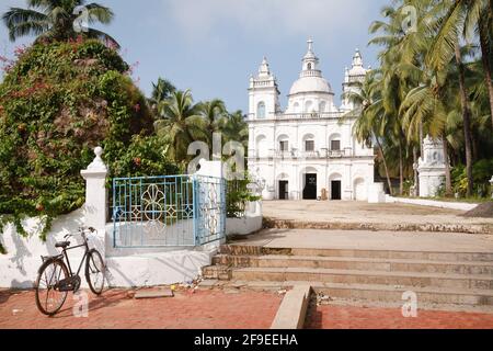 Vélo à l'extérieur de l'église St Alex, une grande église chrétienne catholique à Calangute, Nord Goa, Inde Banque D'Images