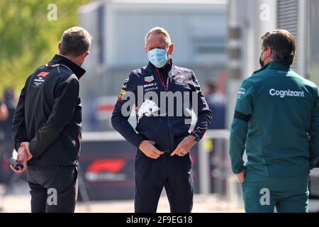 Imola, Italie. 18 avril 2021. (De gauche à droite) : Steve Nielsen (GBR) Directeur sportif FOM avec Jonathan Wheatley (GBR) Directeur de l'équipe Red Bull Racing et Andy Stevenson (GBR) responsable de l'équipe F1 Aston Martin. Grand Prix Emilia Romagna, dimanche 18 avril 2021. Imola, Italie. Crédit : James Moy/Alay Live News Banque D'Images