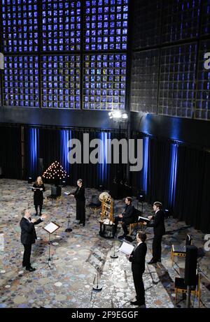 Berlin, Allemagne. 18 avril 2021. Un petit orchestre joue de la musique dans l'église commémorative Kaiser Wilhelm lors d'un service œcuménique pour ceux qui sont morts dans la pandémie de Corona. Crédit : Gordon Welters/KNA-POOL/dpa/Alay Live News Banque D'Images