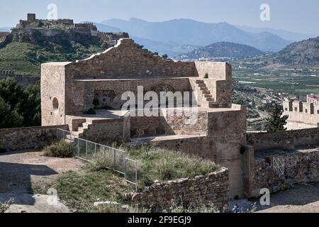 Le château est une fortification défensive d'une longueur de près d'un kilomètre situé au sommet de la colline qui protège la ville de Sagunto, en Espagne Banque D'Images