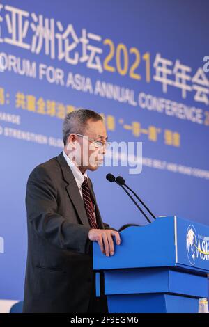 (210418) -- BOAO, le 18 avril 2021 (Xinhua) -- Liang Ziqian, chef adjoint de l'Institut de coopération économique régionale d'Asie centrale (CAREC), prend la parole lors d'une conférence de presse de la conférence annuelle du Forum Boao pour l'Asie (BFA) de 2021 à Boao, dans la province de Hainan, en Chine méridionale, le 18 avril 2021. La conférence annuelle de la BFA aura lieu du 18 au 21 avril dans la province insulaire de Hainan, dans le sud de la Chine. La conférence annuelle de cette année se tiendra principalement hors ligne avec l'ajout de fonctionnalités en ligne dans le cadre des efforts continus de prévention et de contrôle de la COVID-19, avec plus de 2,600 délégués qui devraient participer en personne, maki Banque D'Images