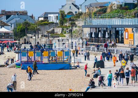 Lyme Regis, Dorset, Royaume-Uni. 18 avril 2021. Météo Royaume-Uni. Lyme Regis est occupé aujourd'hui que les gens affluent à la jolie station balnéaire de se prélasser dans le soleil chaud de printemps et de regarder vers une mini vague de chaleur la semaine prochaine. Credit: Celia McMahon/Alamy Live News Banque D'Images