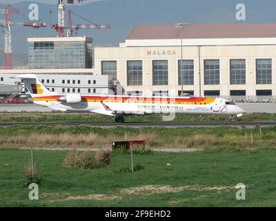 Bombardier CRJ-900ER (EC-JTT) vient d'atterrir à Malaga, Espagne. Banque D'Images