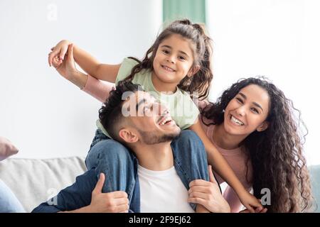 Gros plan sur la famille arabe des trois heureux s'amuser ensemble À la maison Banque D'Images