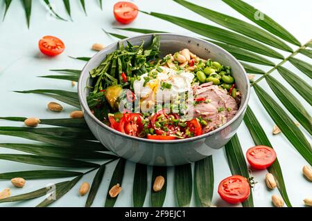 Rôti de bœuf avec œufs pochés et légumes Banque D'Images