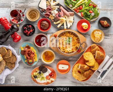 Petit-déjeuner turc traditionnel servi avec du thé turc traditionnel sur pierre tableau Banque D'Images